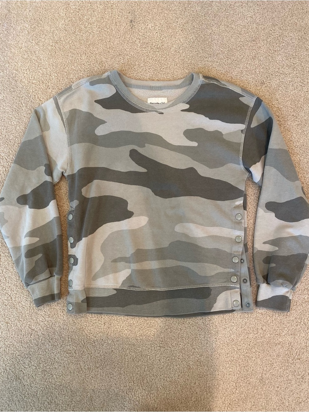 Abercrombie & Fitch Women’s S Gray Camo Pullover Sweatshirt Crew Neck Snap